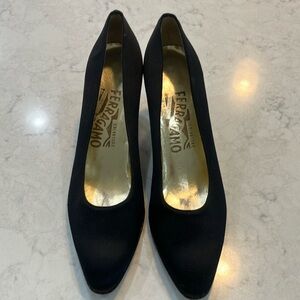 Salvatore Ferragamo Black Silk Satin Vintage Pumps Sz 7 AAAA-‎ EUC